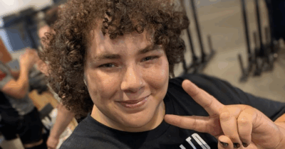 Copertina di “La vincitrice del concorso ‘La donna più forte del mondo’ in realtà è un uomo”: panico degli organizzatori dopo la visione di alcuni “video espliciti”