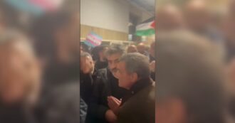 Copertina di Calenda contestato alla Sapienza, lui affronta gli studenti: “Cosa avete da dire?” – Video