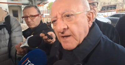 Copertina di De Luca al giornalista: “Ma quali luci e ombre, qui ho fatto la rivoluzione”. E sul suo futuro: “Come diceva Virgilio…”