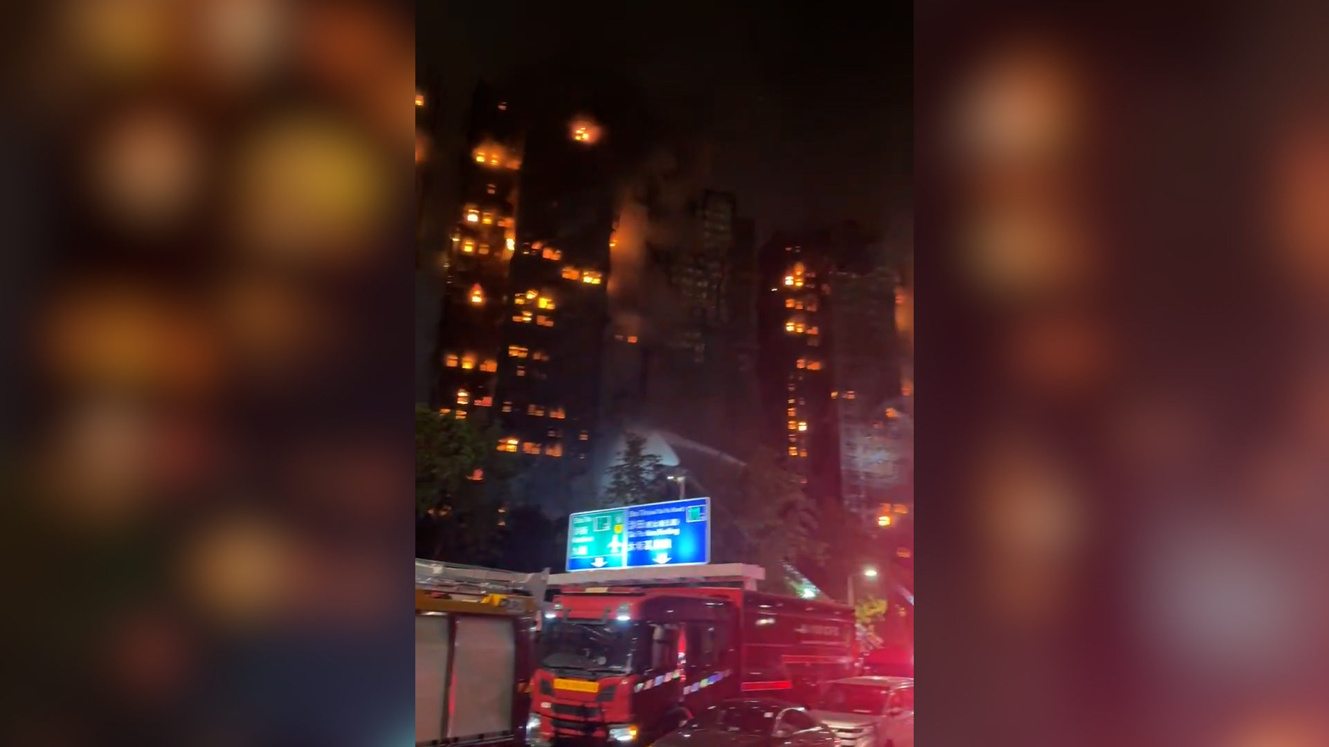 Maxi incendio a Hong Kong: diversi grattacieli avvolti dalle fiamme. Almeno quattro morti, uno è un vigile del fuoco