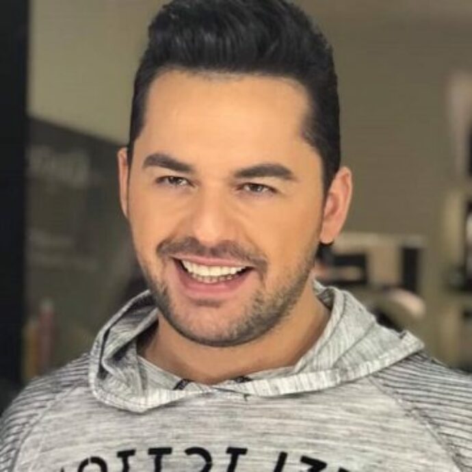 È morto Shpat Kasapi, il cantante albanese ha avuto un infarto e si trovava in Italia. L’ex moglie disperata: “Come spiego a nostro figlio che non ci sei più?”