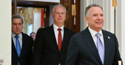 Copertina di Ucraina, “Witkoff consigliò ai russi di lusingare Trump e gli disse che Kiev doveva cedere territori”: bufera per la rivelazione di Bloomberg