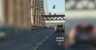 Copertina di Bagno chimico precipita da una gru e si schianta sull’asfalto: paura tra gli automobilisti a Siviglia