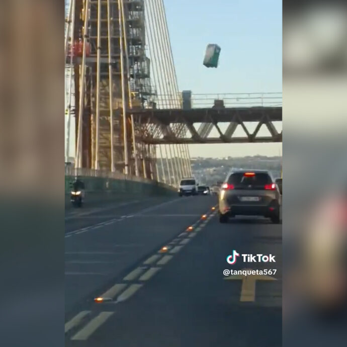 Bagno chimico precipita da una gru e si schianta sull’asfalto: paura tra gli automobilisti a Siviglia