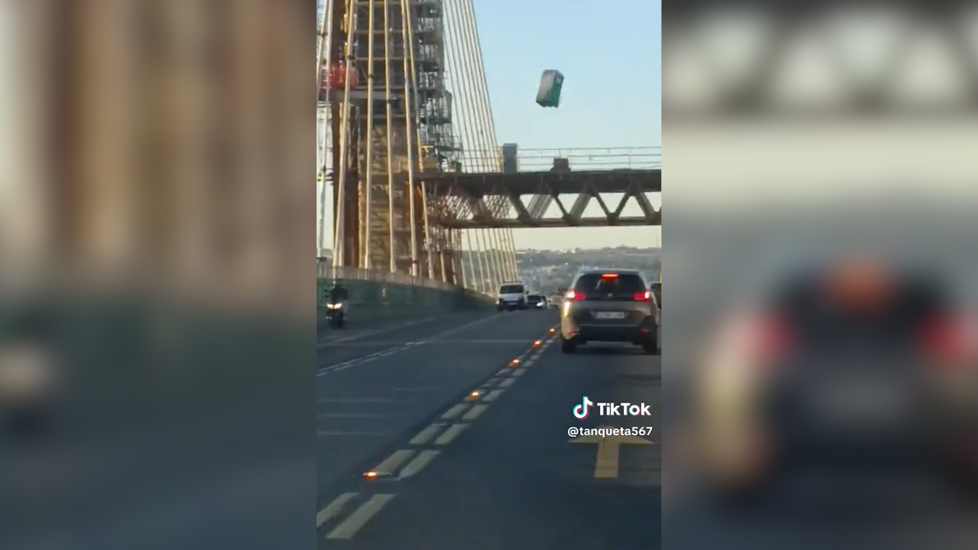 bagno chimico precipita da una gru e si schianta sull8217asfalto paura tra gli automobilisti a siviglia da Ilfattoquotidiano.it bagno chimico precipita da una gru e si schianta sull8217asfalto paura tra gli automobilisti a siviglia