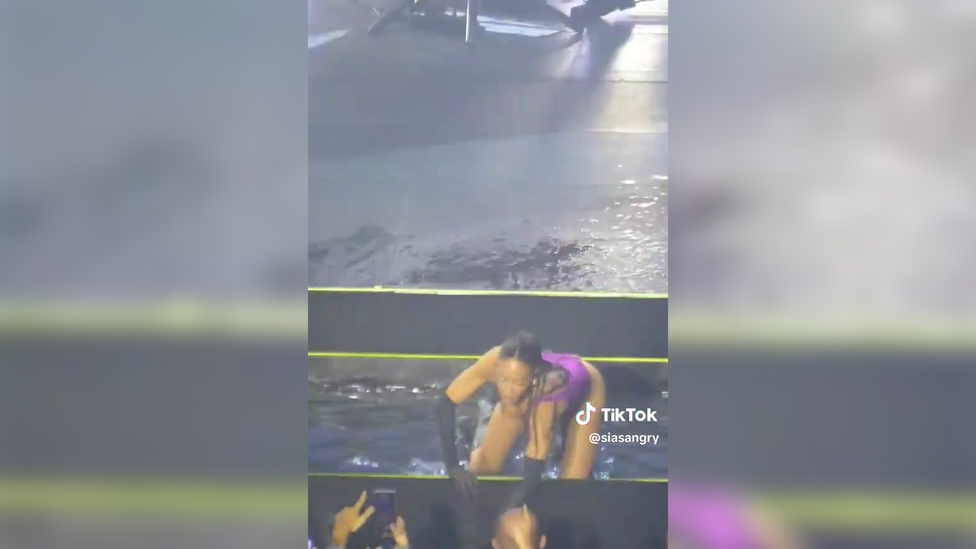 elodie infuriata durante il concerto strappa il telefono dalle mani di un uomo che la riprende troppo da vicino 8211 video da Ilfattoquotidiano.it elodie infuriata durante il concerto strappa il telefono dalle mani di un uomo che la riprende troppo da vicino 8211 video