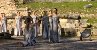 Copertina di Milano-Cortina 2026, accesa la fiamma olimpica: la cerimonia davanti ai resti del tempio di Hera e l’applauso al museo archeologico – Video