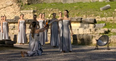 Copertina di Milano-Cortina 2026, accesa la fiamma olimpica: la cerimonia davanti ai resti del tempio di Hera e l’applauso al museo archeologico – Video