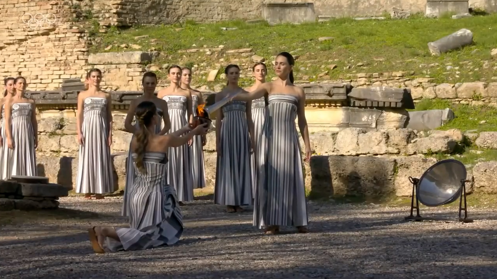 Milano Cortina 2026, accesa la fiamma olimpica: la cerimonia davanti ai resti del tempio di Hera e l’applauso al museo archeologico – Video