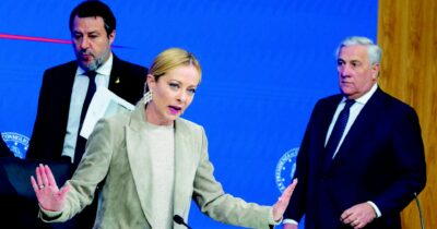 Copertina di Manovra, restano i condoni. Si cerca un miliardo da banche & C.