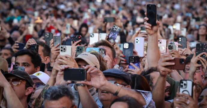 Chat control, c’è la maggioranza qualificata per la sorveglianza di massa. Italia astenuta, M5s: “Meloni come Pilato”
