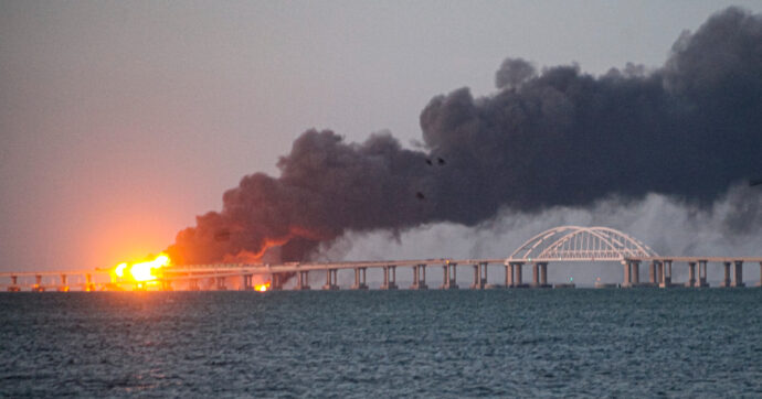 Russia, 8 ergastoli per l’attentato al Ponte di Crimea del 2022: “Fu terrorismo”