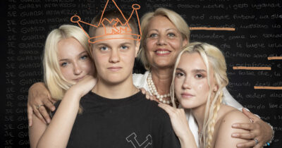 Copertina di “Ritratto di famiglie”, a Milano la mostra che racconta figli e genitori dopo il coming out