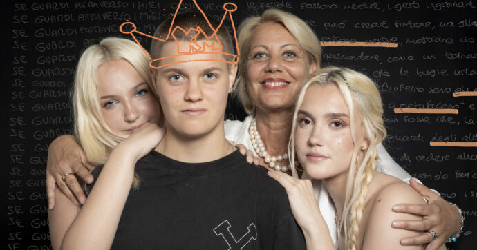 “Ritratto di famiglie”, a Milano la mostra che racconta figli e genitori dopo il coming out