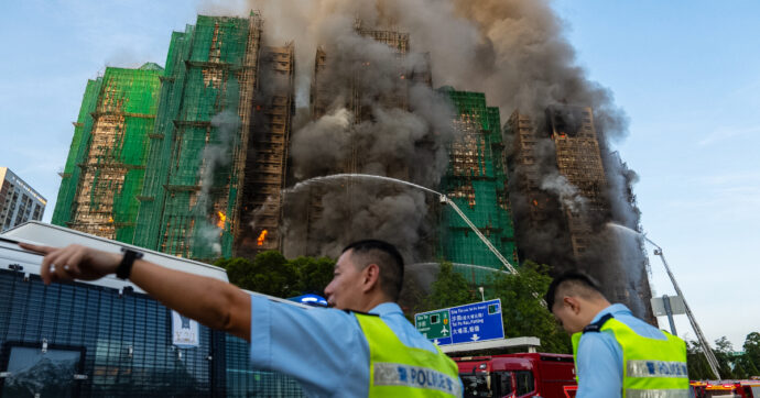 Incendio a Hong Kong, i morti salgono a 65. Tre arresti per omicidio colposo. “Si indaga anche per corruzione”