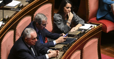 Copertina di La faida in Forza Italia sulla manovra. Lotito sconsolato chiede aiuto al ministro Fdi: “Mi hanno tagliato gli emendamenti”