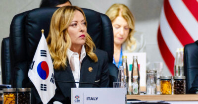 Copertina di Atreju, Meloni: “Sì al duello con Schlein, ma ci sia anche Conte”. Ok del leader 5S. La segretaria Pd: “La premier scappa, allora porti Salvini”