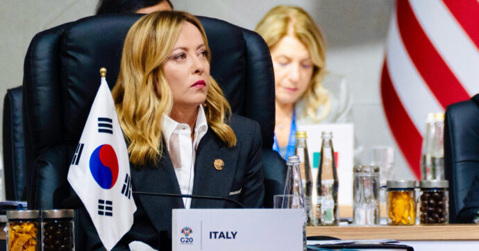 Atreju, Meloni: “Sì al duello con Schlein, ma ci sia anche Conte”. Ok del leader 5S. La segretaria Pd: “La premier scappa, allora porti Salvini”