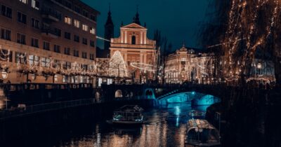 Copertina di “Dupe destinations”, cosa sono le “destinazioni copia” più economiche (ma sempre instagrammabili): dall’“Arcul de Triumf” al posto dell’Arco di Trionfo all'”altra” Venezia, la nostra guida