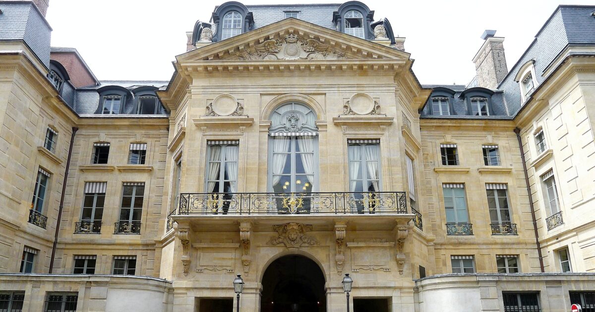 Francia, somministrava potenti diuretici alle donne durante i colloqui di lavoro: a processo un funzionario del ministero della Cultura