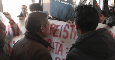 Copertina di Calenda di nuovo contestato dagli studenti: questa volta succede in Statale a Milano – Video