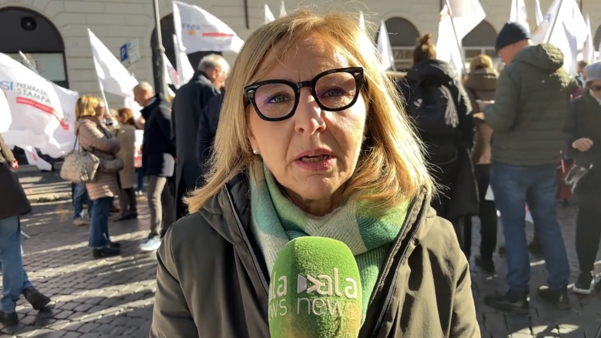 Sciopero dei giornalisti, il presidio a Roma: “Irricevibile la proposta degli editori di tagliare sui nuovi contratti” Sciopero dei giornalisti, il presidio a Roma: “Irricevibile la proposta degli editori di tagliare sui nuovi contratti”