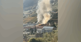 Copertina di Rogo alla cartiera di Riva del Garda, il video dell’incendio: ferito un operaio
