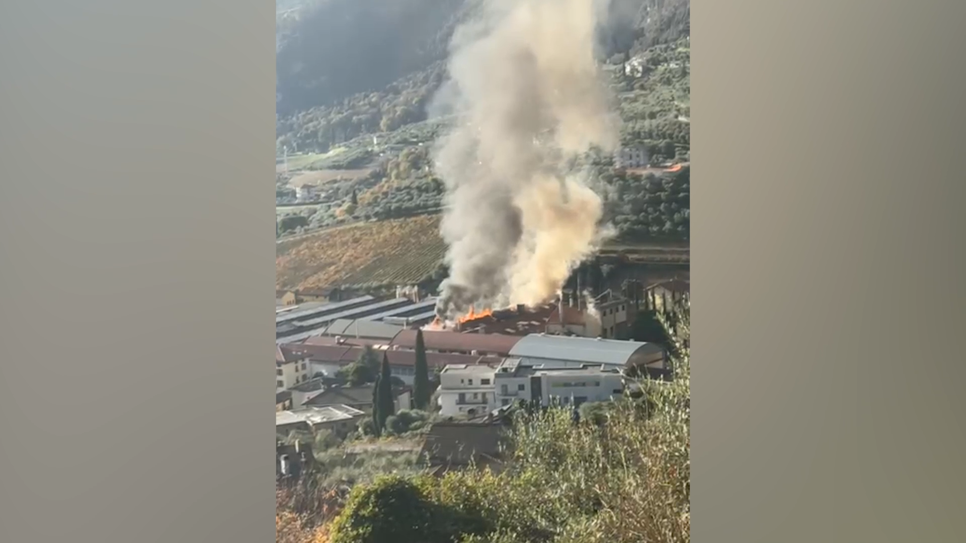 rogo alla cartiera di riva del garda il video dell8217incendio ferito un operaio