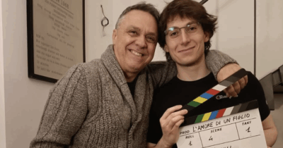 Copertina di “Troppi raccomandati. Rammaricato, deluso e incredulo che il corto di mio figlio non sia stato selezionato al Sulmona Cinema”: l’ira di Gabriele Cirilli