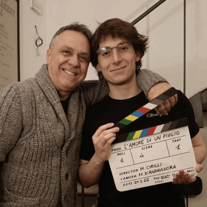 “Troppi raccomandati. Rammaricato, deluso e incredulo che il corto di mio figlio non sia stato selezionato al Sulmona Cinema”: l’ira di Gabriele Cirilli