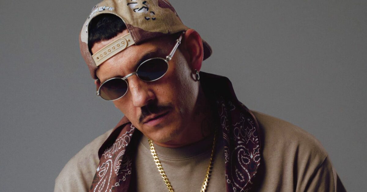 “Il governo ce l’ha messo nel c**o a tutti quanti. Hanno vinto creando cag**e in televisione. I rapper sono tutti vestiti uguali, ma i brand di alta moda mi fanno schifo al c***o”: così Noyz Narcos