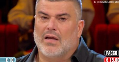 Copertina di “Mia moglie mi ammazzerà ma devo provare. Vorrei pagare tutti i miei debiti”: Ronny da Empoli scoppia in lacrime, poi vince 200.000 euro a “Affari Tuoi”