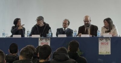 Copertina di La gioventù perduta di Napoli: l’incontro a scuola con Don Patriciello, il pm Woodcock e la vicedirettrice del Fatto