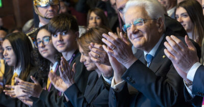 Copertina di Mattarella: “Il calo delle nascite minaccia conti pubblici e coesione sociale. Servono servizi e stipendi adeguati”