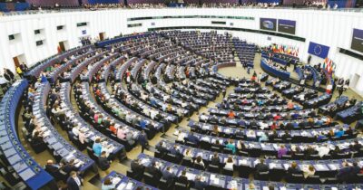 Copertina di Bruxelles boccia la mediazione Usa. Asse tra FI, FdI, Pd e persino Avs