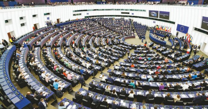 Bruxelles boccia la mediazione Usa. Asse tra FI, FdI, Pd e persino Avs