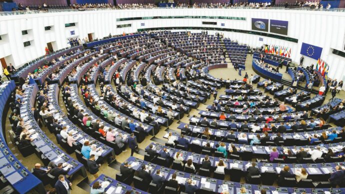 Il Parlamento Ue: “Valutare quanto perdono i 27 a causa dell’accordo con Trump che esenta le multinazionali Usa dalla tassa minima”