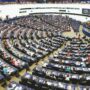 Copertina di Il Parlamento Ue: “Valutare quanto perdono i 27 a causa dell’accordo con Trump che esenta le multinazionali Usa dalla tassa minima”