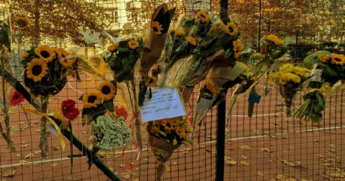Milano, strappati fiori per un 15enne morto
