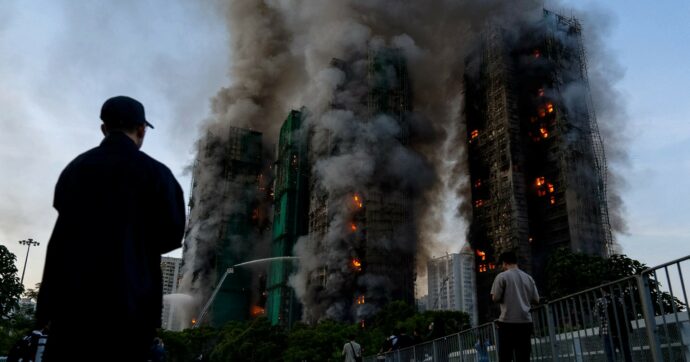 Incendio a Hong Kong, sono 83 le vittime
