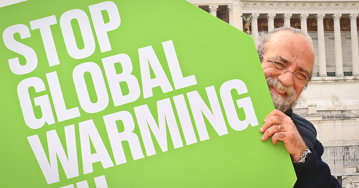 “In Italia nessuno sa un ca**o”. Giobbe Covatta in scena tra clima e migranti: “Invasione? Sì, di vecchi come me”