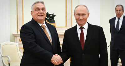 Copertina di Orban a Mosca, Putin apre al vertice Usa-Russia a Budapest. Merz: “Il premier ungherese non gioca nella nazionale Ue”