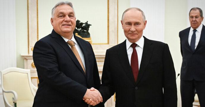 Orban a Mosca, Putin apre al vertice Usa-Russia a Budapest. Merz: “Il premier ungherese non gioca nella nazionale Ue”