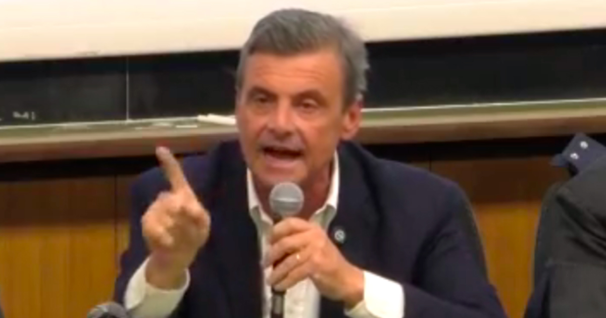 Calenda scatenato alla Sapienza, una valanga di invettive: da Fico a Conte, da Renzi a Travaglio fino a Di ...