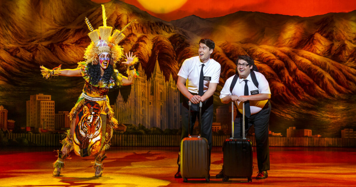 il musical cult the book of mormon sbarca a milano due giovani missionari mormoni in uganda entrano in contatto con la povert224 e la loro fede vacilla
