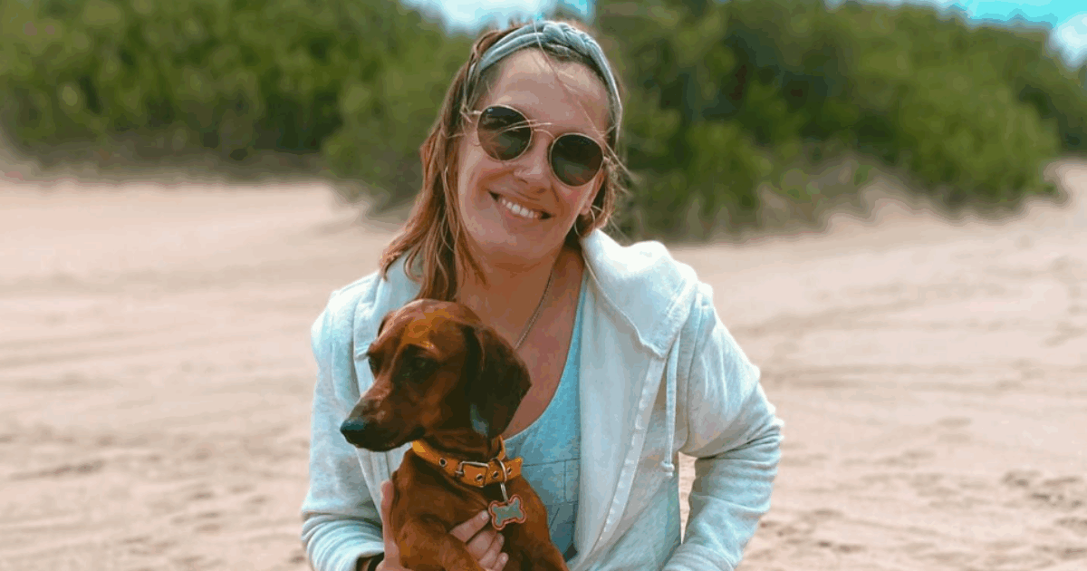 Giornalista muore a 33 anni per una foto: Leticia Lembi si è arrampicata su una scogliera di 24 metri ed è caduta in mare