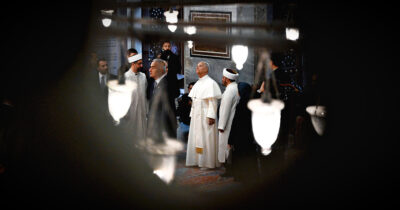 Copertina di Il Papa scalzo nella moschea blu di Istanbul. Perché lo storico viaggio rivela la linea spirituale di Leone XIV