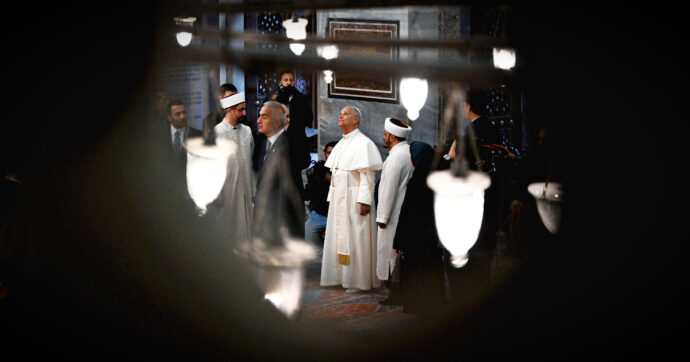 Il Papa scalzo nella moschea blu di Istanbul. Perché lo storico viaggio rivela la linea spirituale di Leone XIV