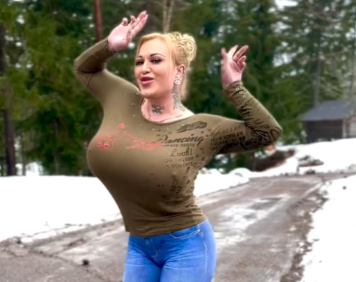 Spende 34.315 per rifarsi il seno: chi è Sonja Lahtinen, la modella finlandese che non si vergogna a mostrare i suoi “big assets”