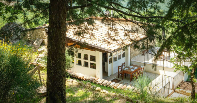 La famiglia nel bosco accetta l’immobile offerto da un privato: “Rispetta il nostro stile”. Ecco dove vivranno – Foto